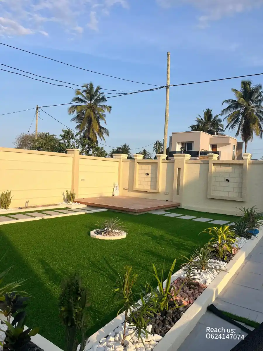 artificial-grass-backyard/