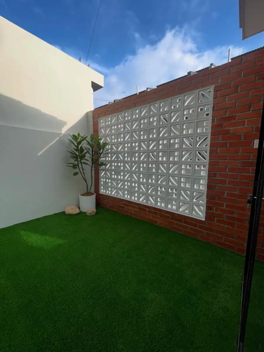 artificial-grass-backyard/