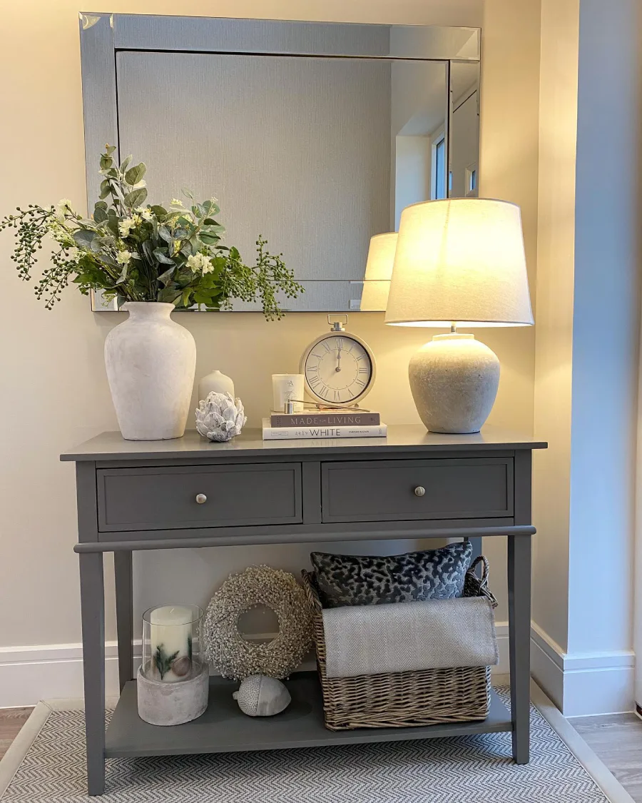 console table decor