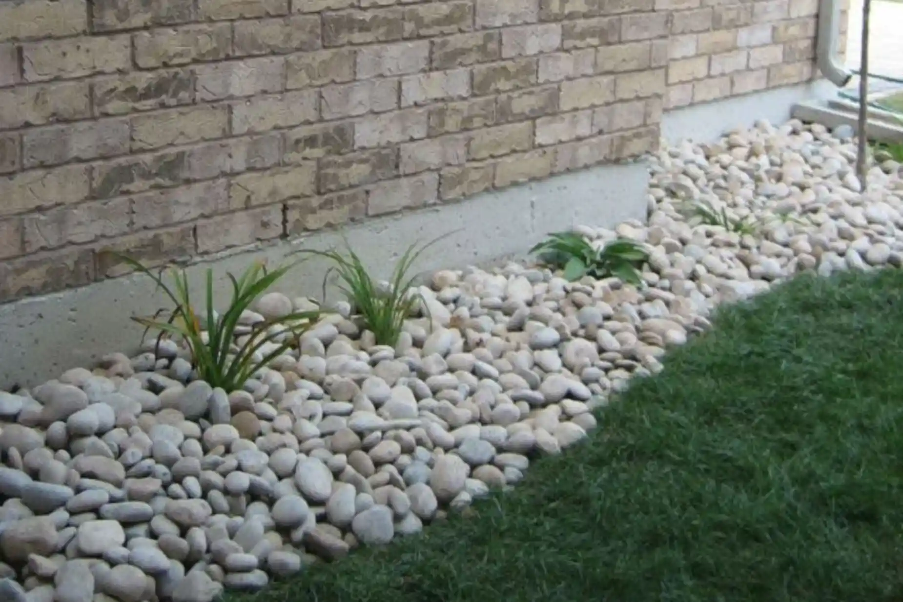 river rock landscaping ideas